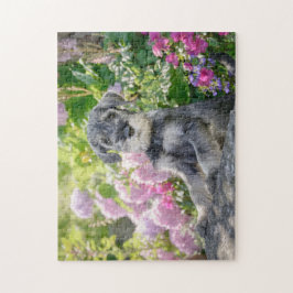 Schnauzer-standaardpuppy in een bloeiende tuin legpuzzel