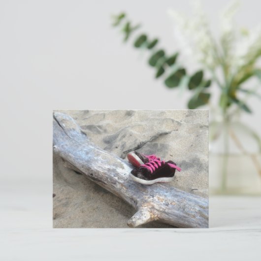 Schoenen op de strand briefkaart (Staand voorkant)