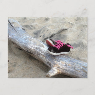 Schoenen op de strand briefkaart