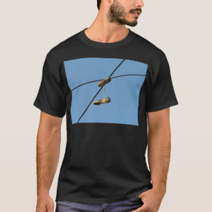 Schoenen op telefoondraad - Schoeftolen T-shirt