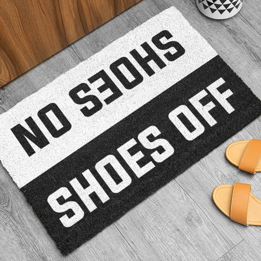 Schoenen van schoenen aan deurmat