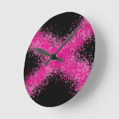 Schokkende roze glinsterende confetti kruis op zwa ronde klok (Hoek)