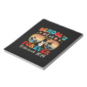 Scholen uit voor altijd gepensioneerde leraar laat notitieblok (Linkerzijde)