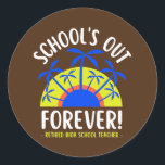 Scholen uit voor altijd van het gepensioneerde mid ronde sticker<br><div class="desc">Scholen houden er nooit van dat ze het schoolgeld in beslag nemen. Perfect gift voor je vader,  moeder,  papa,  mannen,  vrouwen,  vriend en familieleden op de dag van de Thanksgiving,  kerstdag,  Moederdag,  vaderdag,  4 juli,  1776 Onafhankelijke dag,  Veteranendag,  Halloween Dag,  Patrick's Day</div>