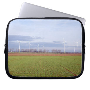 Schone energie door veel windturbines op velden. laptop sleeve