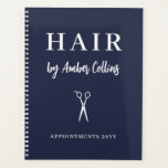 Schone marine witte schaar Hair Stylist Benoeming Planner<br><div class="desc">De blauwe ontwerper van het de benoemingsboek van de marine met een paar witte schaar, elegante doopvonten, en jouw naam in een charmerend manuscript.</div>