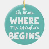 School 4e graad waar het avontuur op de vierde pla keramisch ornament (Achterkant)