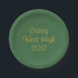 School Colors Forest Green en Gold Afstuderen Papieren Bordje<br><div class="desc">Graduation party borden! Bosgroen bord met gouden tekst. Personaliseer de naam van de afgestudeerde,  de school en het jaar van afstuderen.</div>