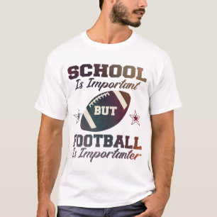 School is belangrijk, maar football is belangrijk t-shirt