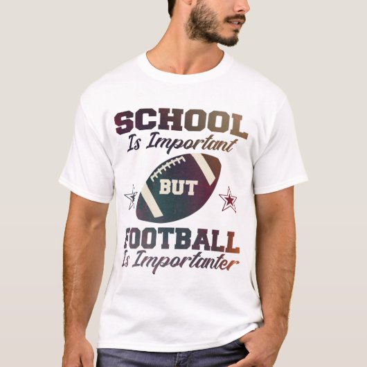 School is belangrijk, maar football is belangrijk t-shirt (Voorkant)