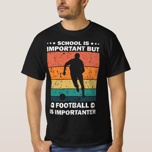 School is belangrijk, maar Football is belangrijk T-shirt (Voorkant)