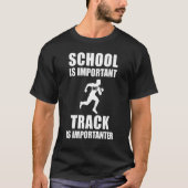School is belangrijk, maar het spoor is belangrijk t-shirt (Voorkant)