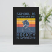 School is belangrijk, maar Hockey is belangrijk RSVP Kaartje (Staand voorkant)