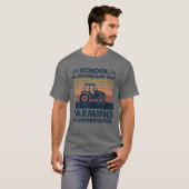 School is belangrijk, maar landbouw is belangrijk. t-shirt (Voorkant volledig)