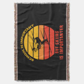 School is belangrijk, maar Skien is belangrijk Deken (Voorkant Verticaal)