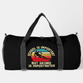 School is belangrijk, maar Skien is belangrijk Plunjezak (Achterkant)