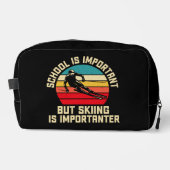 School is belangrijk, maar Skien is belangrijk Toilettasje (Voorkant)