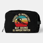 School is belangrijk, maar Skien is belangrijk Toilettasje (Achterkant)