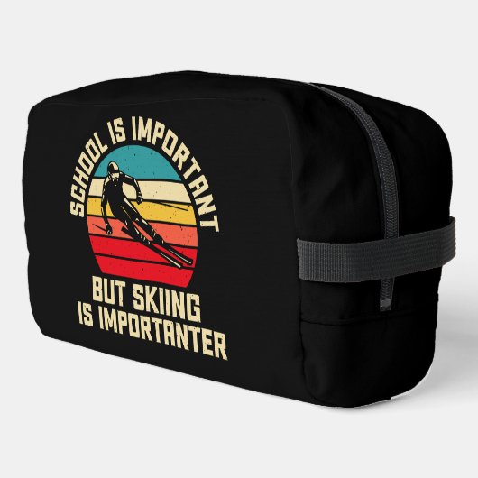 School is belangrijk, maar Skien is belangrijk Toilettasje (Linkerhoek)