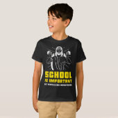 School is belangrijk, maar spieren zijn belangrijk t-shirt (Voorkant volledig)