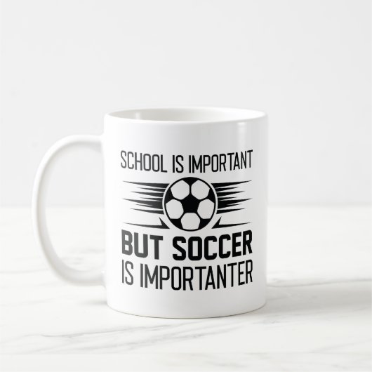 School is belangrijk, maar voetbal is belangrijk koffiemok (Links)