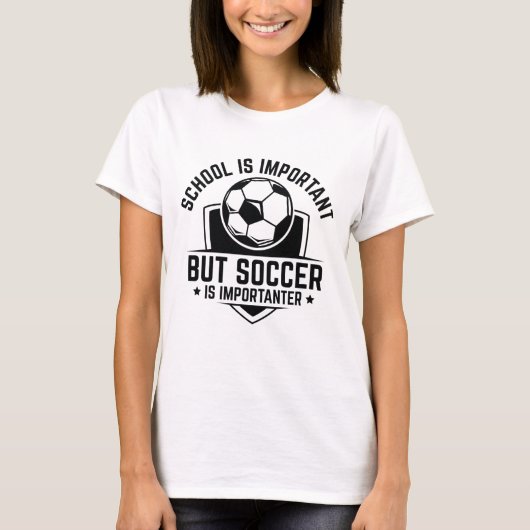School is belangrijk, maar voetbal is belangrijk t-shirt (Voorkant)