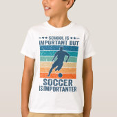 School is belangrijk, maar voetbal is belangrijk t-shirt (Voorkant)