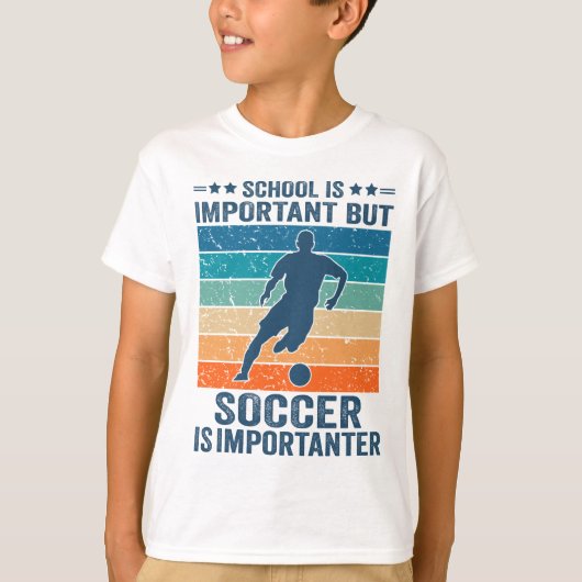 School is belangrijk, maar voetbal is belangrijk t-shirt (Voorkant)