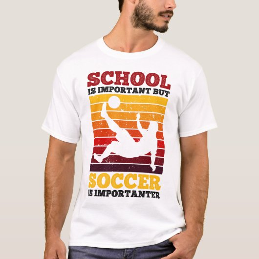 School is belangrijk, maar voetbal is belangrijk t-shirt (Voorkant)