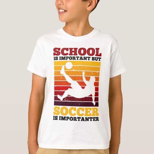 School is belangrijk, maar voetbal is belangrijk t-shirt (Voorkant)