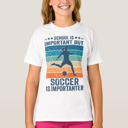School is belangrijk, maar voetbal is belangrijk t-shirt (Voorkant)