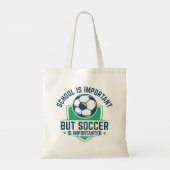 School is belangrijk, maar voetbal is belangrijk tote bag (Achterkant)