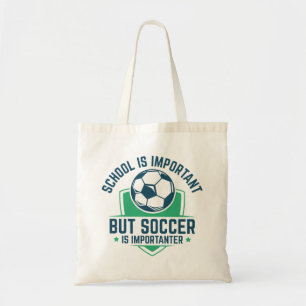 School is belangrijk, maar voetbal is belangrijk tote bag