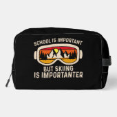 School is belangrijk, skiën is belangrijk toilettasje (Achterkant)