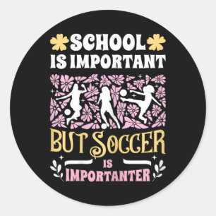 School Is Belangrijk Voetbal Is Belangrijker Meisj Ronde Sticker