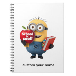 School is Cool | Minion met appel Aangepaste naam Notitieboek