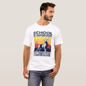 School Is Important But Hunting Is Importanter Dee T-shirt (Voorkant volledig)