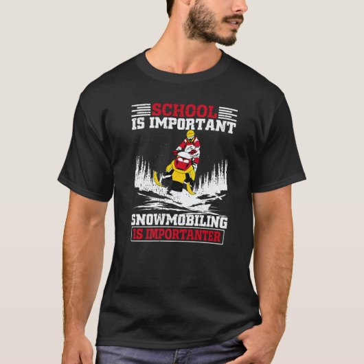 School Is Important But Snowmobiling Is Importante T-shirt (Voorkant)