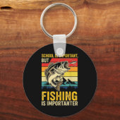 School Is Imrtant But Fishing Is Imrtanter Fish B  Sleutelhanger (Voorkant)