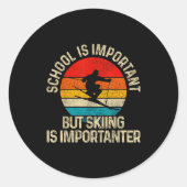 School Is Imrtant But Skiing Is Imrtanter Ski Funn Ronde Sticker (Voorkant)