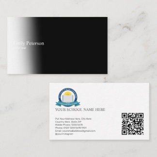 Schoolbeheerders met rode appel en boek visitekaartje