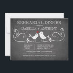 schoolbord Tortelduifjes repetitie diner Kaart<br><div class="desc">Het  schoolbordrepetitiediner voor de huwelijksfeestuitnodiging met een populair schoolbordkrijtbord met een schattig paar liefdesvogels met een hart dat op een fancy bloeiende tak zit. Voor een extra speciaal tintje stemmen de achterzijde van onze uitnodigingen af op ons voorontwerp. Stijlvolle & chique schoolbord repetitie diner uitnodiging.</div>