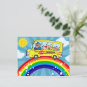 Schoolbus die op een regenboog rijdt briefkaart (Staand voorkant)