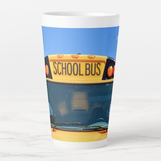 Schoolbus met oranje en rode lichten latte mok (Voorkant)