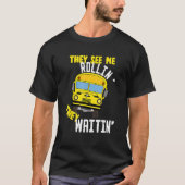 Schoolbuschauffeur die me ziet rollen. t-shirt (Voorkant)