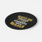 Schoolbuschauffeur omdat studenten helden nodig he papieren bordje (Gekanteld)