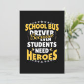 Schoolbuschauffeur omdat studenten helden nodig he save the date (Staand voorkant)