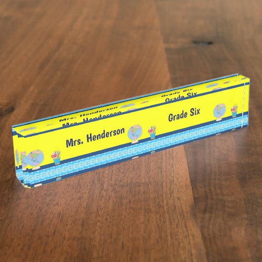 Schooldagen met de naam van de leraar en rang naambordje (Zijkant)