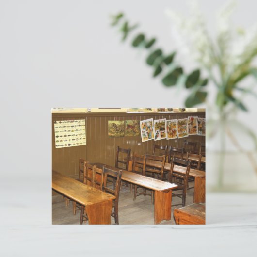 Schooldesks en Briefkaart leerstoelen (Staand voorkant)