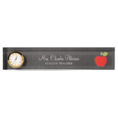 Schooljuf met schoolbord en rode appel naambordje (Voorkant)
